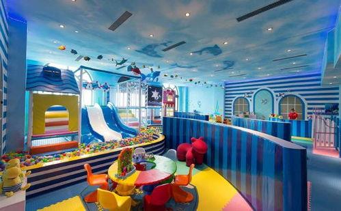 儿童乐园女殴打老公,女子当众殴打老公引发围观