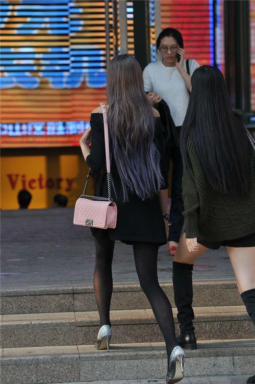 美女楼道里脱靴子丝袜,美女楼道脱靴瞬间，惊艳众生