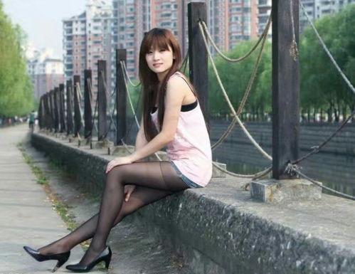 美女拿丝袜自慰,美女私密自慰瞬间揭秘