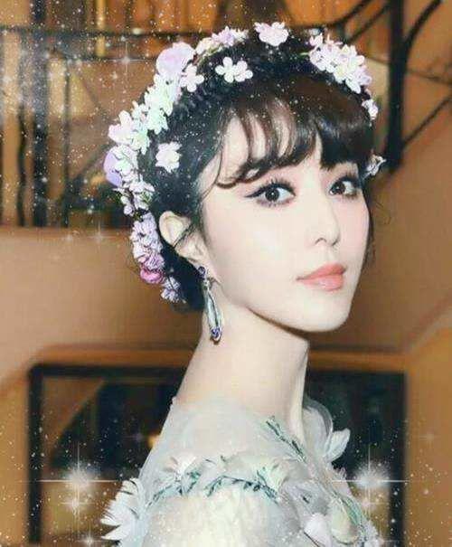 头上戴花的明星,绽放头上的璀璨光芒